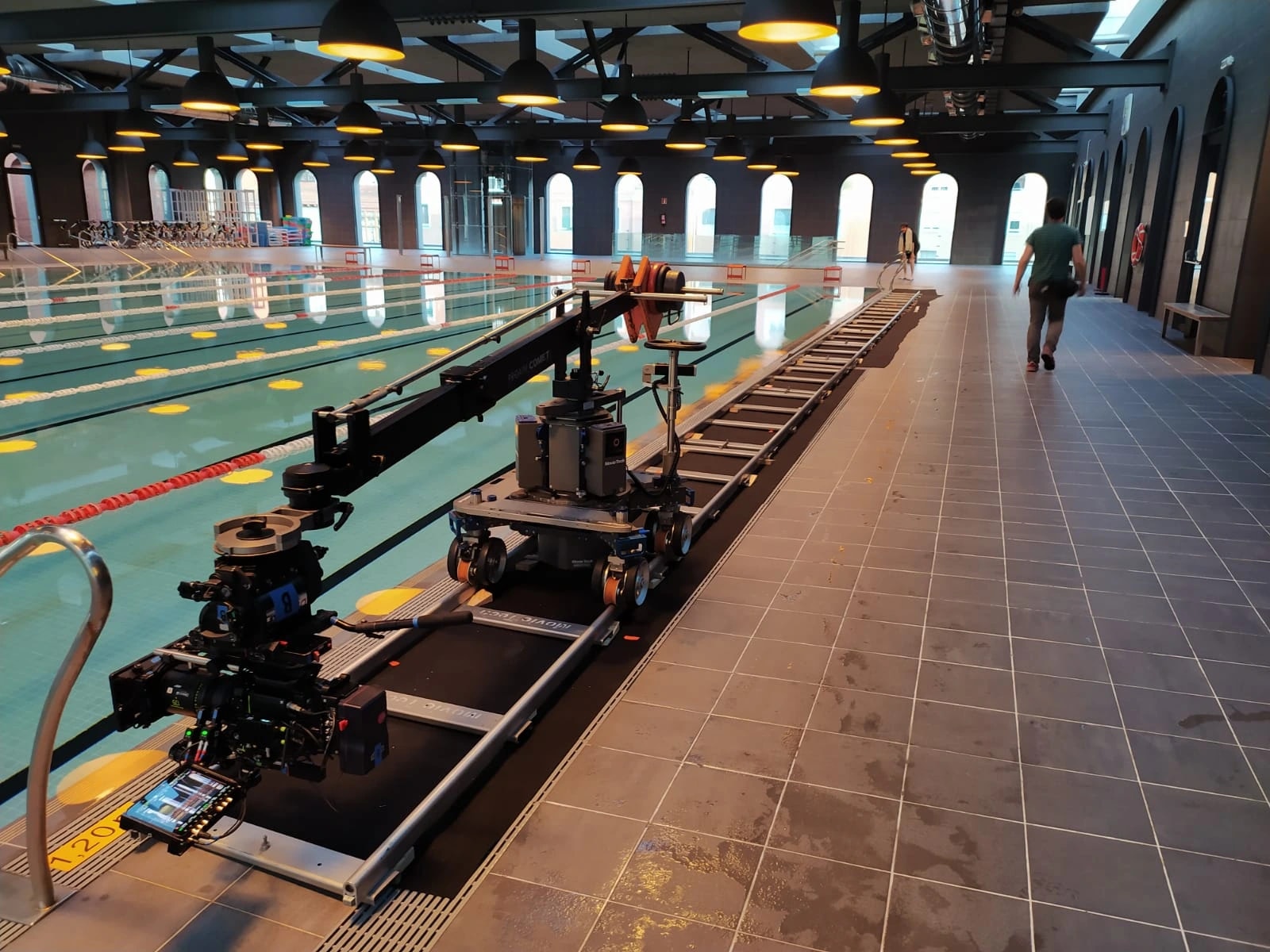 Hydraulic and column dollies, with straight and curved track
